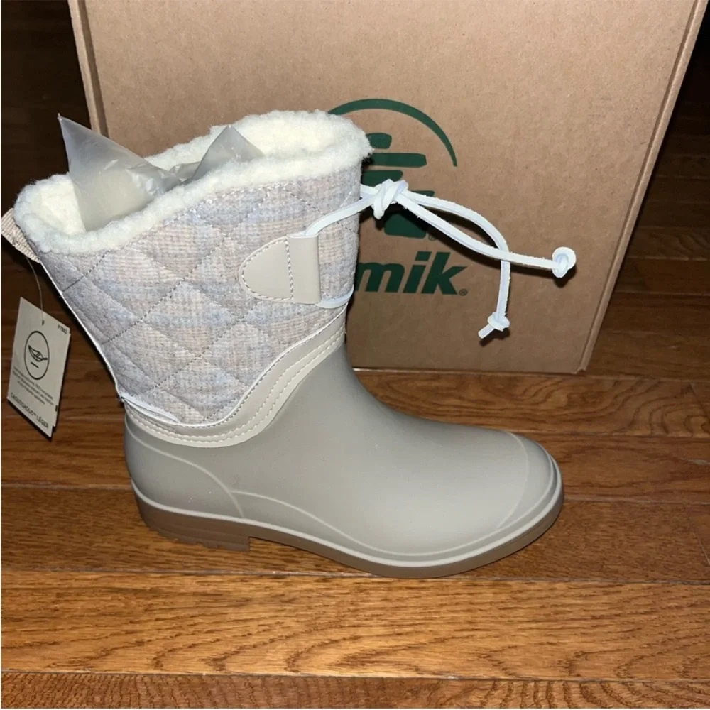 NEW Kamik Stella Waterproof Winter Snow Boot Oat Cream & Blue Women’s Size 6